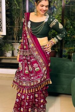 Alternative view of Bandhani Print Patola Saree in Vichitra Silk fabric in maroon color