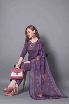 Alternative view of Kurta & Pant Dupatta Set in silk fabric for summer wear