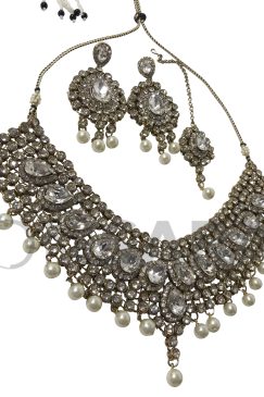 Alternative view of Moti And Crystal Necklace Set