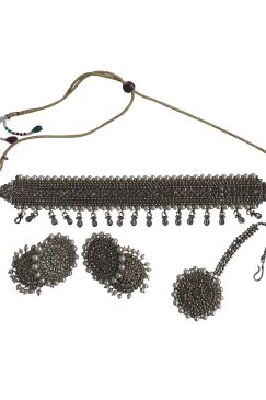 Antique Gold Choker Necklace Set With Maang Tikka